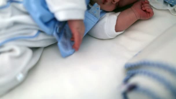Новорожденный ребенок спит на кровати 2 — стоковое видео