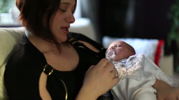 Anne ve yeni doğmuş bebek. — Stok video