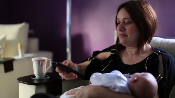 Mãe com pequeno bebê assistindo televisão — Vídeo de Stock