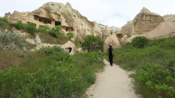 Tourist watching cave house Famous city  Cappadocia — Stock Video