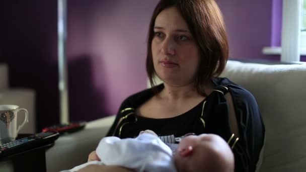 Mutter mit kleinem Baby vor dem Fernseher — Stockvideo