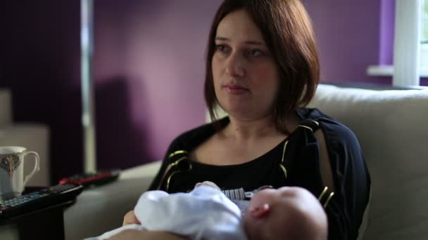 Madre con bambino che guarda la televisione — Video Stock