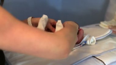 Anne bebeğini giyinme