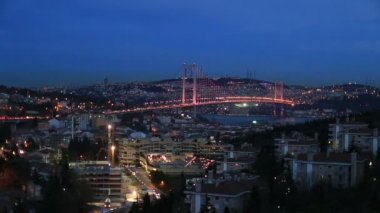 İstanbul manzarası gece şehir ve Boğaziçi Köprüsü