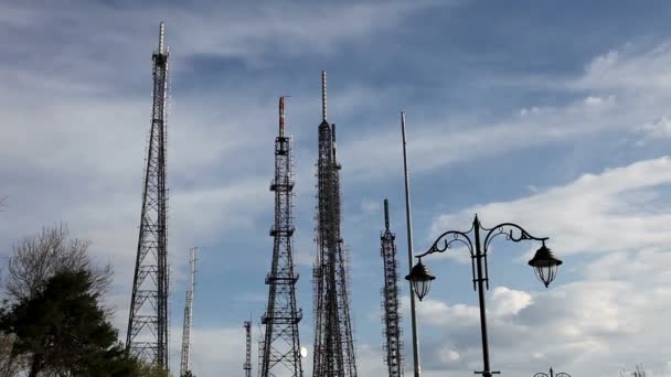 Комунікаційна вежа з хмарами Час Лапсе, стільникова вежа 2 HD 1080p — стокове відео