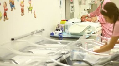 Yeni doğan bebek yenidoğan bakım birimi 8