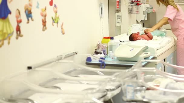 Neonato in una unità di cura per neonati 7 — Video Stock