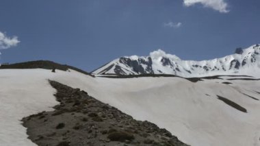 karlı dağ panorama pan çekim