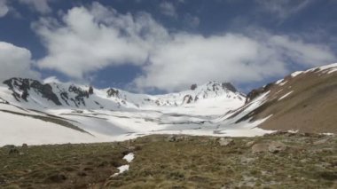 güzel karlı dağ panorama bulut zaman atlamalı