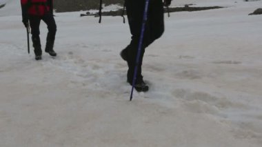 Karlı dağda yürüyüş dağcı