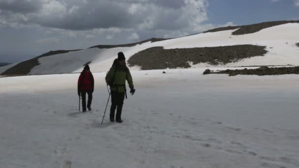 Alpinistas caminhando na montanha nevada — Vídeo de Stock