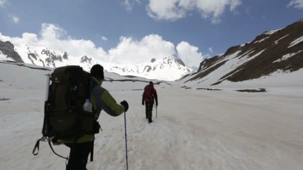 Περπάτημα στο χιονισμένο βουνό ορειβάτες — Αρχείο Βίντεο