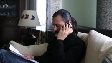 Bill, bill hakkında konuşan kızgın adam