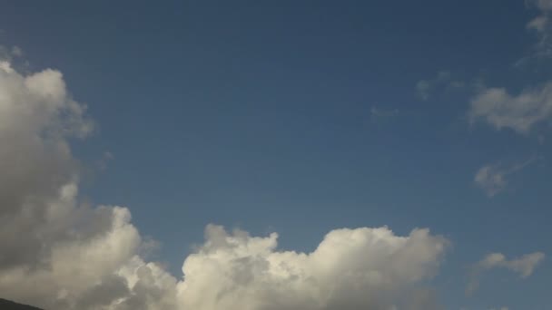 Ciel bleu avec nuages blancs laps de temps — Video