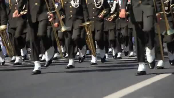 Militar banda de latón caminar en el camino 2 HD 1080p — Vídeo de stock