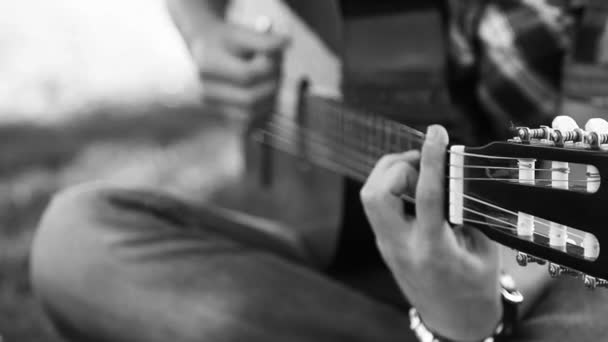Гітара біла чорна стрілянина — стокове відео