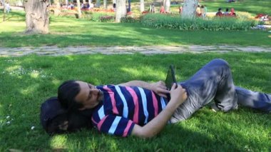 park 4 tablet bilgisayar kullanan adam