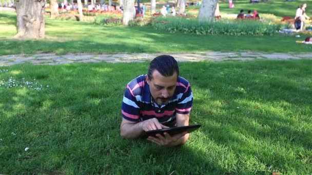 Man using tablet computer at park 3 — Stock Video