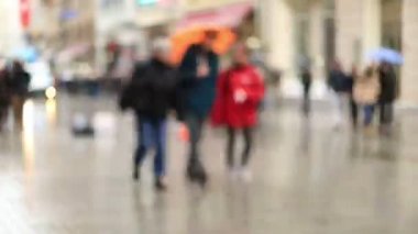 zaman atlamalı tramvay ve kalabalık insanlar
