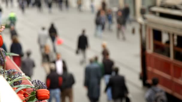 Menschen, die auf der Straße gehen — Stockvideo