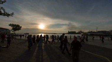 zaman atlamalı şehir hayatında yaya kalabalık