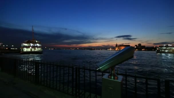 Ciudad nocturna de Estambul y barco de pasajeros — Vídeos de Stock