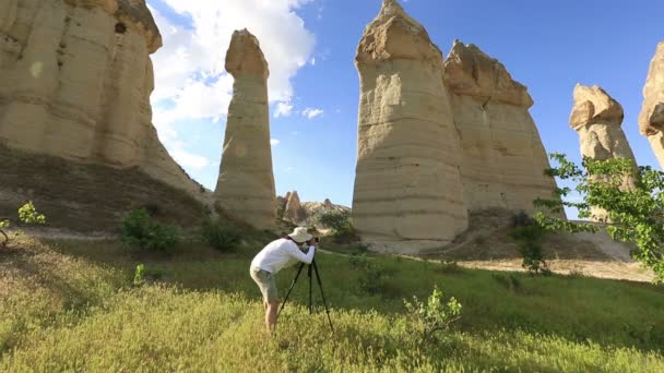 Fotograaf schieten in de natuur — Stockvideo