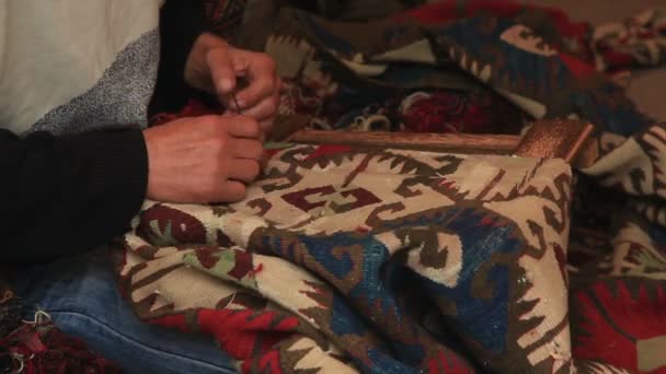 Mężczyzna tkania dywanów — Wideo stockowe