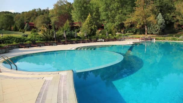 Luxe plaats en zwembad — Stockvideo