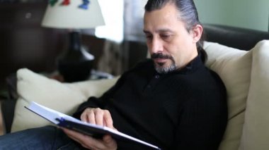 yakışıklı adam kitap ve dönüm sayfa okuma