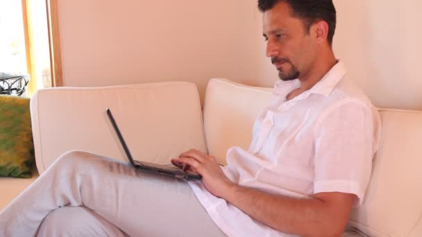 Hombre usando un ordenador portátil 2 HD 1080p — Vídeo de stock