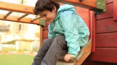 küçük çocuk bir park 1 oynuyor