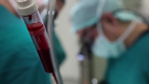 Στάζει αίμα IV κατά τη χειρουργική επέμβαση hd 1080p — Αρχείο Βίντεο