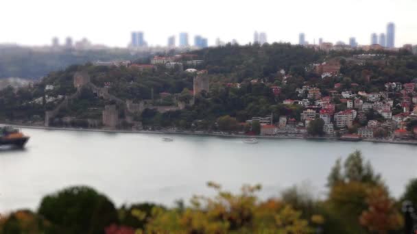 Containerschiff passiert Bosporus — Stockvideo