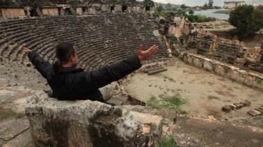 Antik amfitiyatro ve alkışlar turist adam etkiledi
