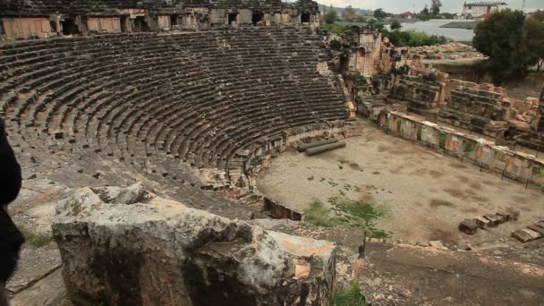 Turist adam ziyaret antik amfitiyatro — Stok video