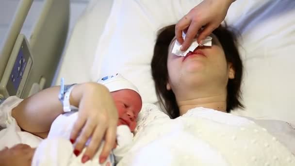 Mutter und Neugeborenes erstes Treffen 1 — Stockvideo