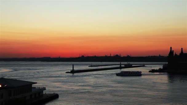 Tráfico marítimo al atardecer — Vídeo de stock