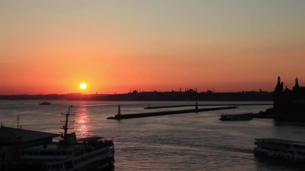 Istanbul El horizonte y el atardecer del tráfico marítimo caducan — Vídeo de stock