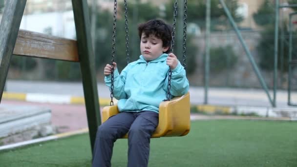 Triste bambino su un swing 2 — Video Stock