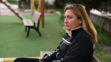 bir banka 2 oturan üzgün kadın