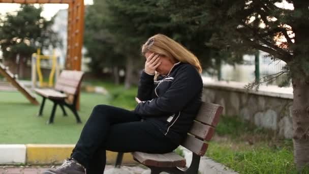 Mulheres tristes sentado um banco 3 — Vídeo de Stock