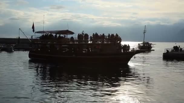 Muita turista no barco — Vídeo de Stock