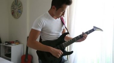 2 gitar çalmak