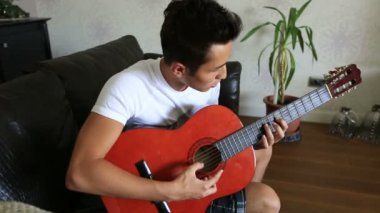 genç çekici çocuk gitar çalmak