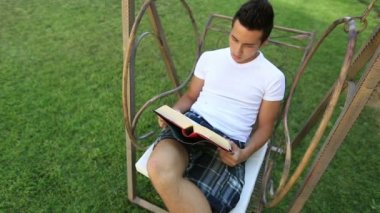 genç çekici çocuk okuma book2