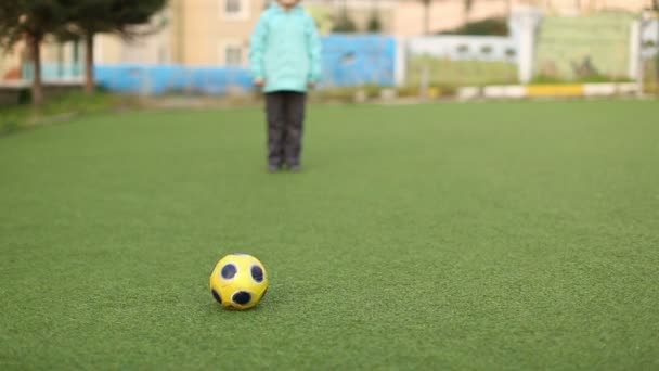 Little boy shooting ball — Stock Video