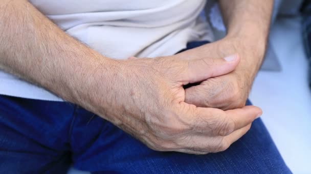 Mano joven sosteniendo la mano mayor — Vídeos de Stock