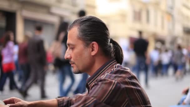 Man talar mobiltelefon på gatan — Stockvideo