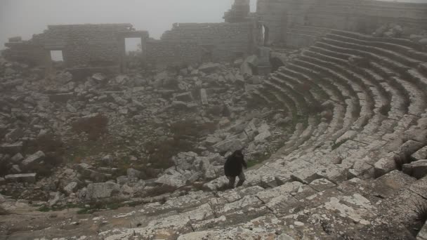 Man traplopen in oude amfitheater — Stockvideo